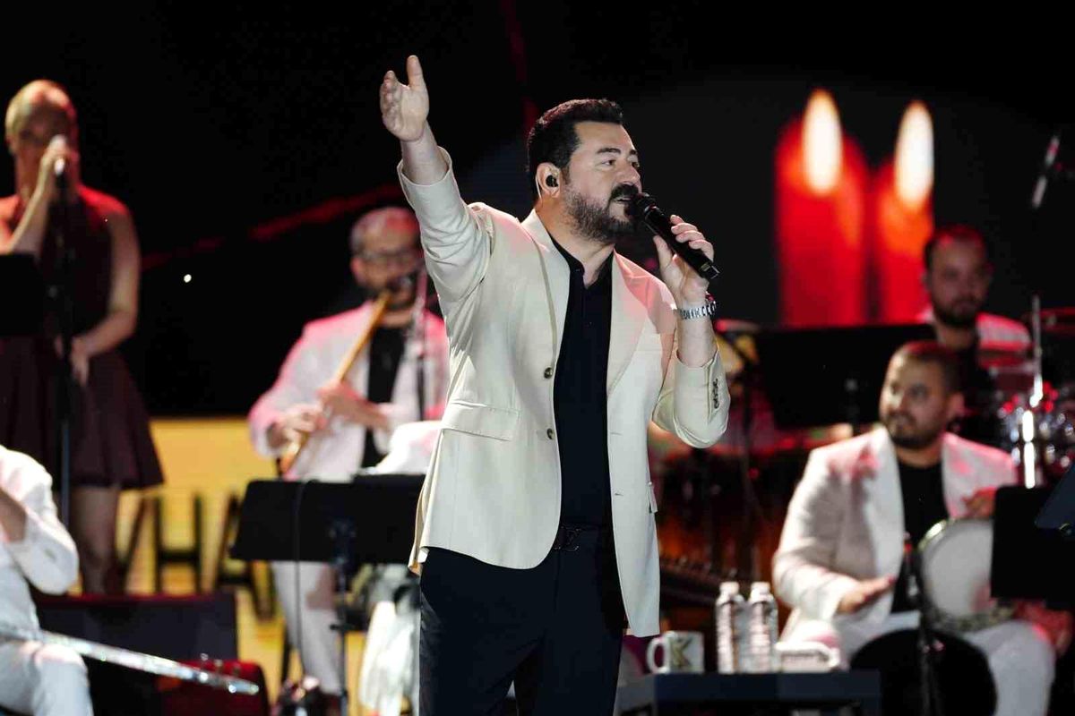Serkan Kaya Manisa’da Yeni Şarkısını Seslendirdi
