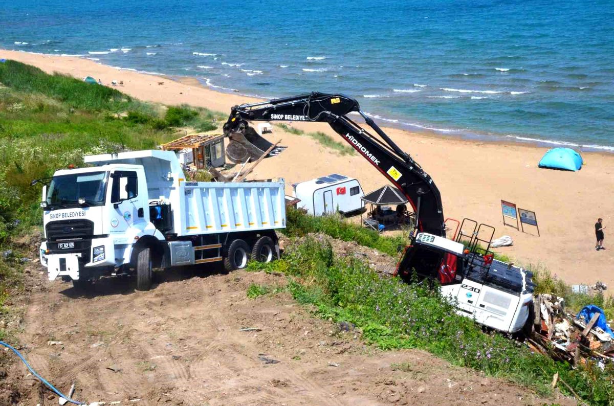Sinop’ta sahildeki kaçak yapılara yıkım operasyonu