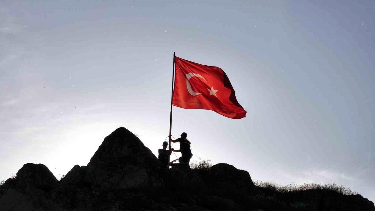 Hevük Kalesi’nde Bayrak Değişimi