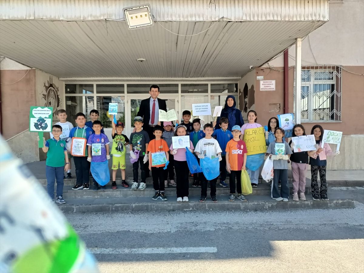 Öğrenciler Çevre İçin Temizlik Yaptı