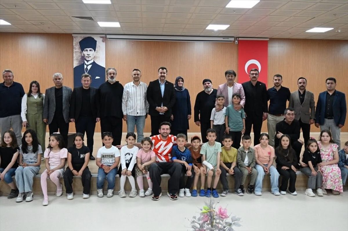 Suşehri’nde ‘Şahidimiz Anadolu’ Tiyatrosu Sahnelendi