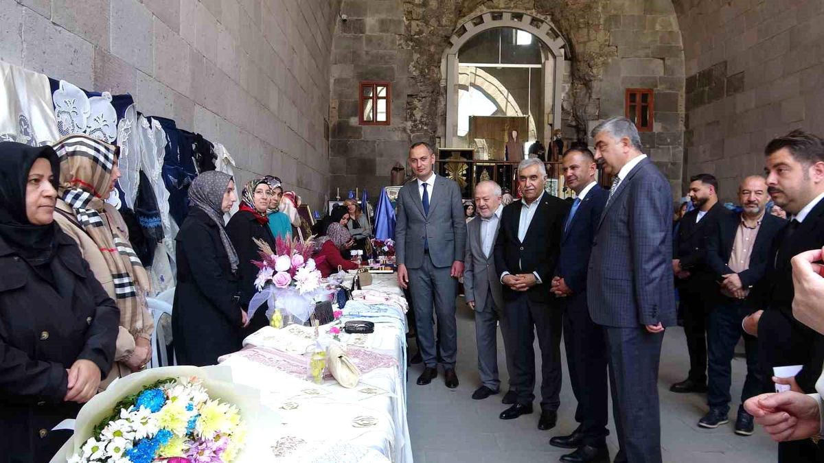 Çifte Minareli Medrese’de Eserler Sergilendi