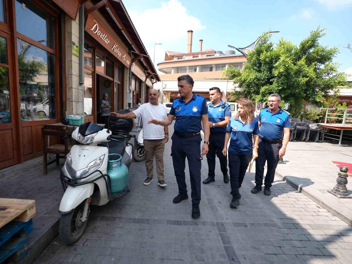 Tarsus’ta zabıtadan esnafa ortak kullanım alanı bilgilendirmesi