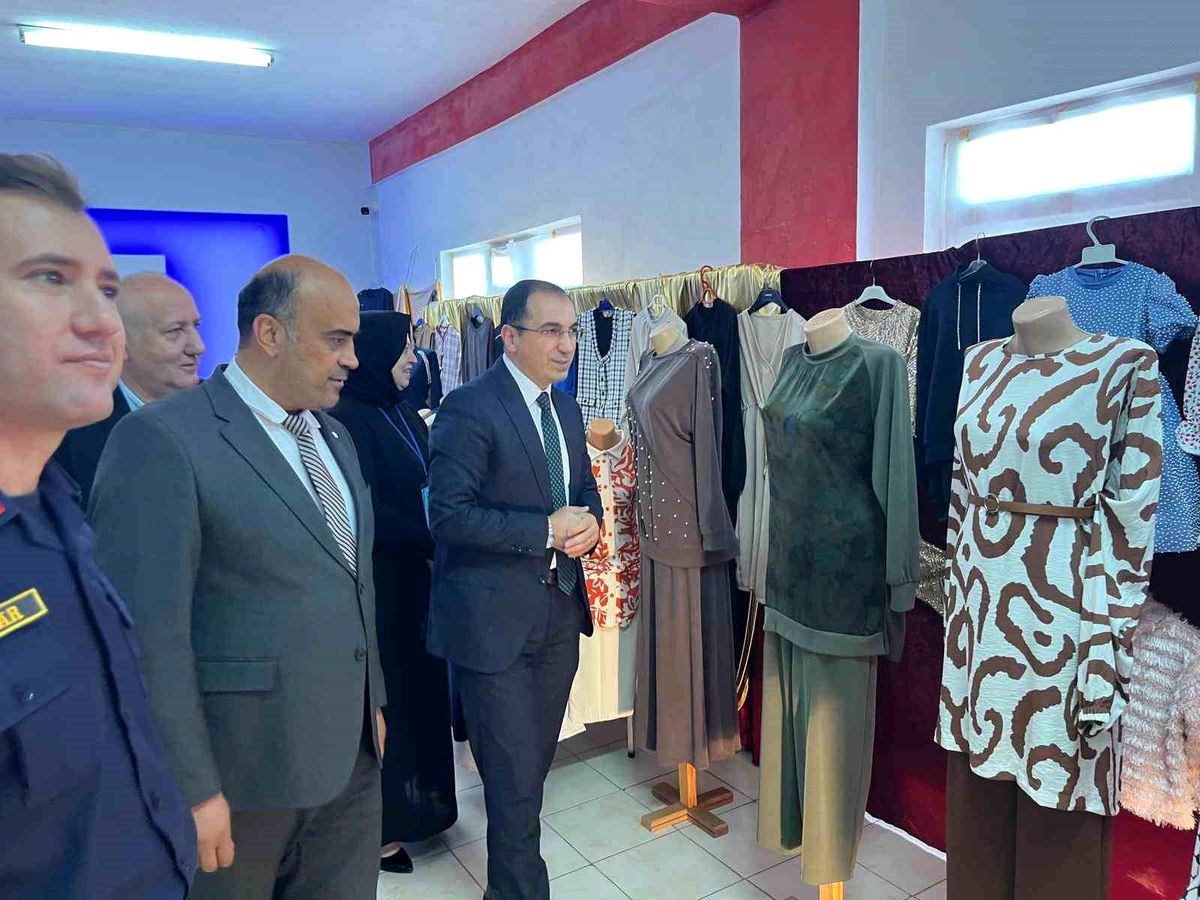 Kayarası’nda Yıl Sonu Sergisi Coşkuyla Açıldı