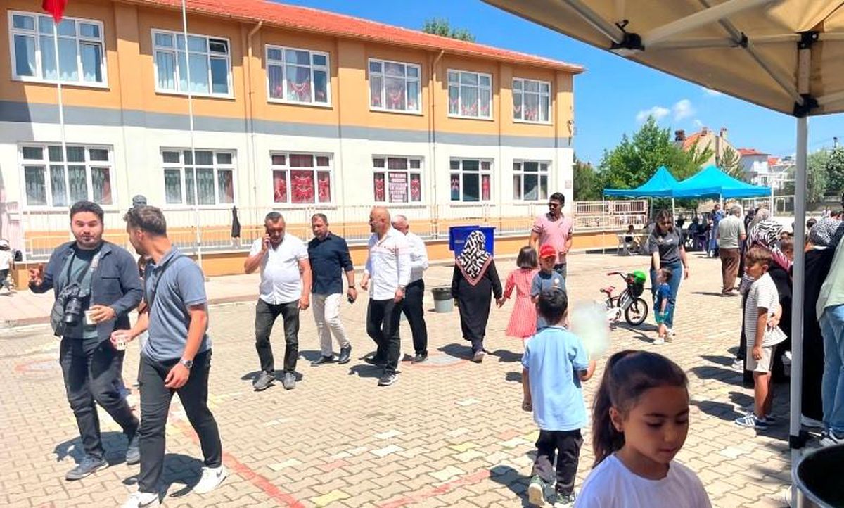 Tavşanlı’da okulda hayır çarşısı düzenlendi
