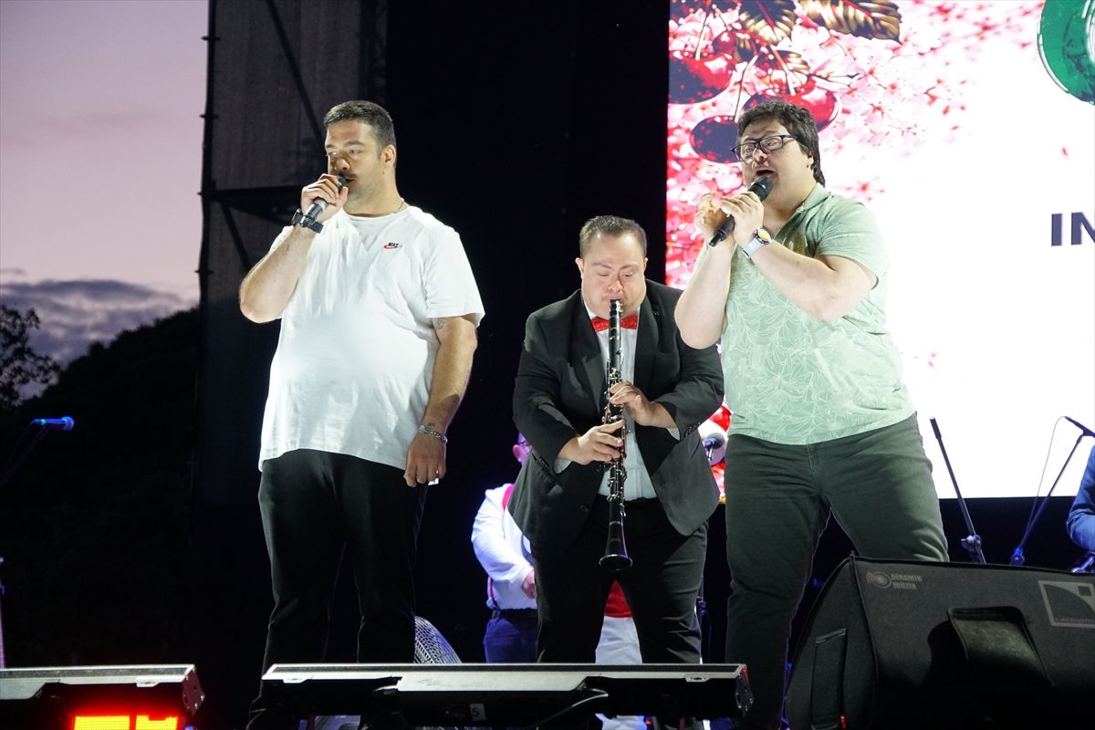 Down Sendromlu Çocuklar Kiraz Festivali’nde Sahne Aldı