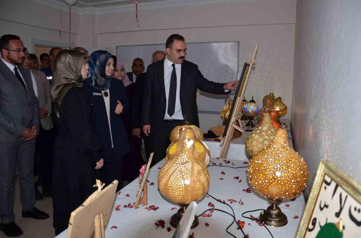 Tercan’da Hayat Boyu Öğrenme Haftası Sergisi açıldı