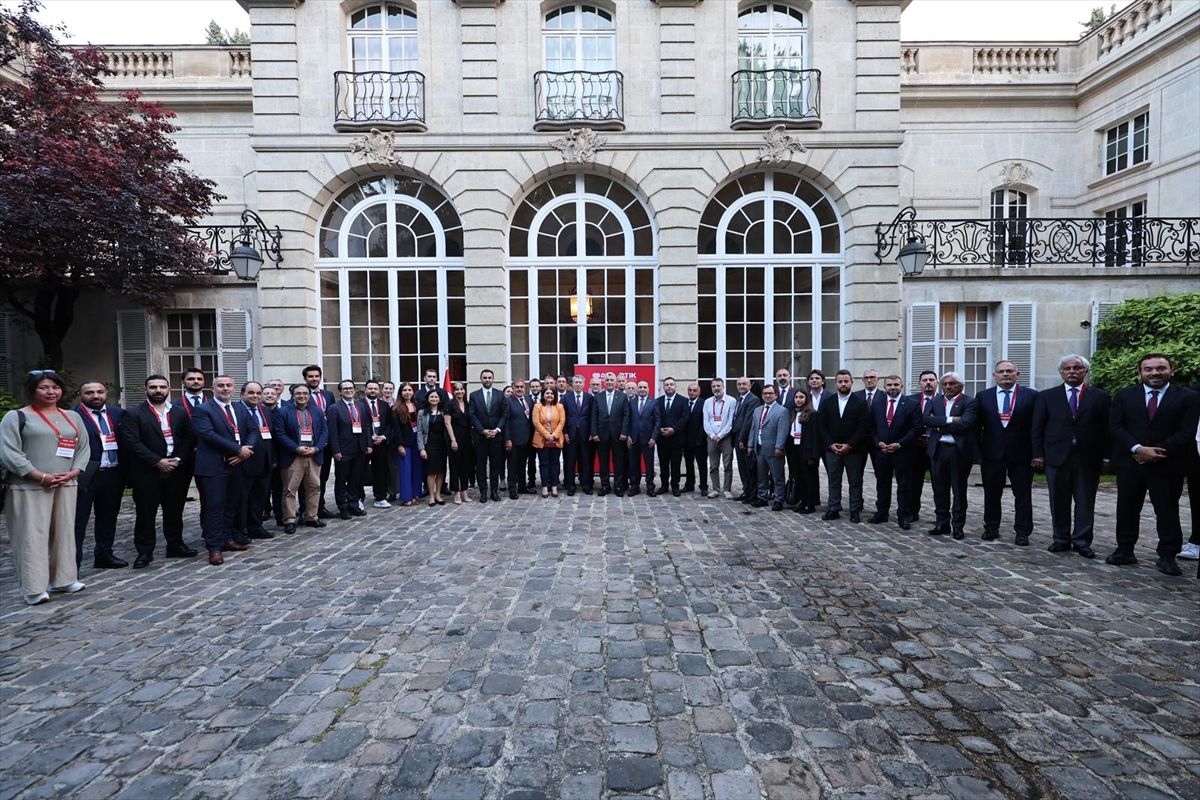 Bakan Bolat, Paris’te Türk iş insanlarıyla buluştu