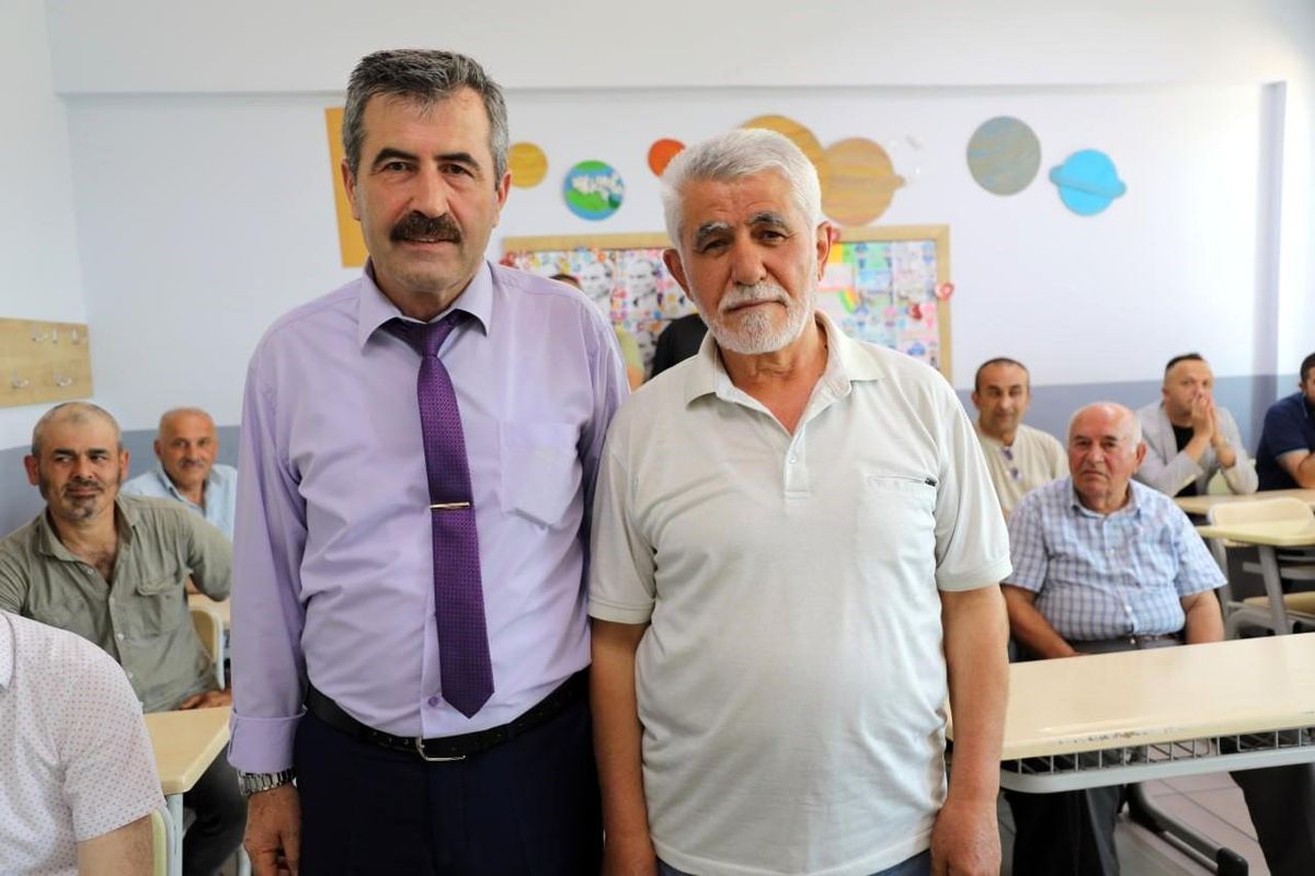 Karasu’da emekli öğretmenler, eski öğrencileri ve çocuklarıyla buluşarak duygusal anlar yaşadı.