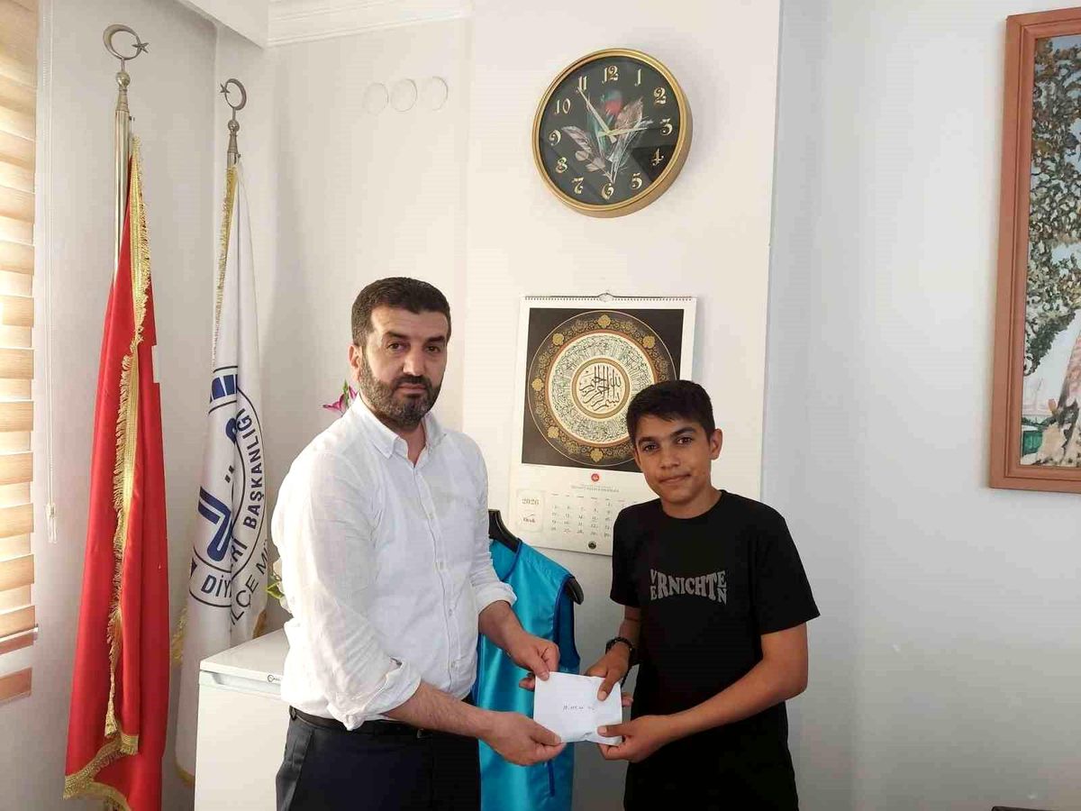 Umre Ödüllü Yarışmada Dereceye Giren Öğrencilere Ödül