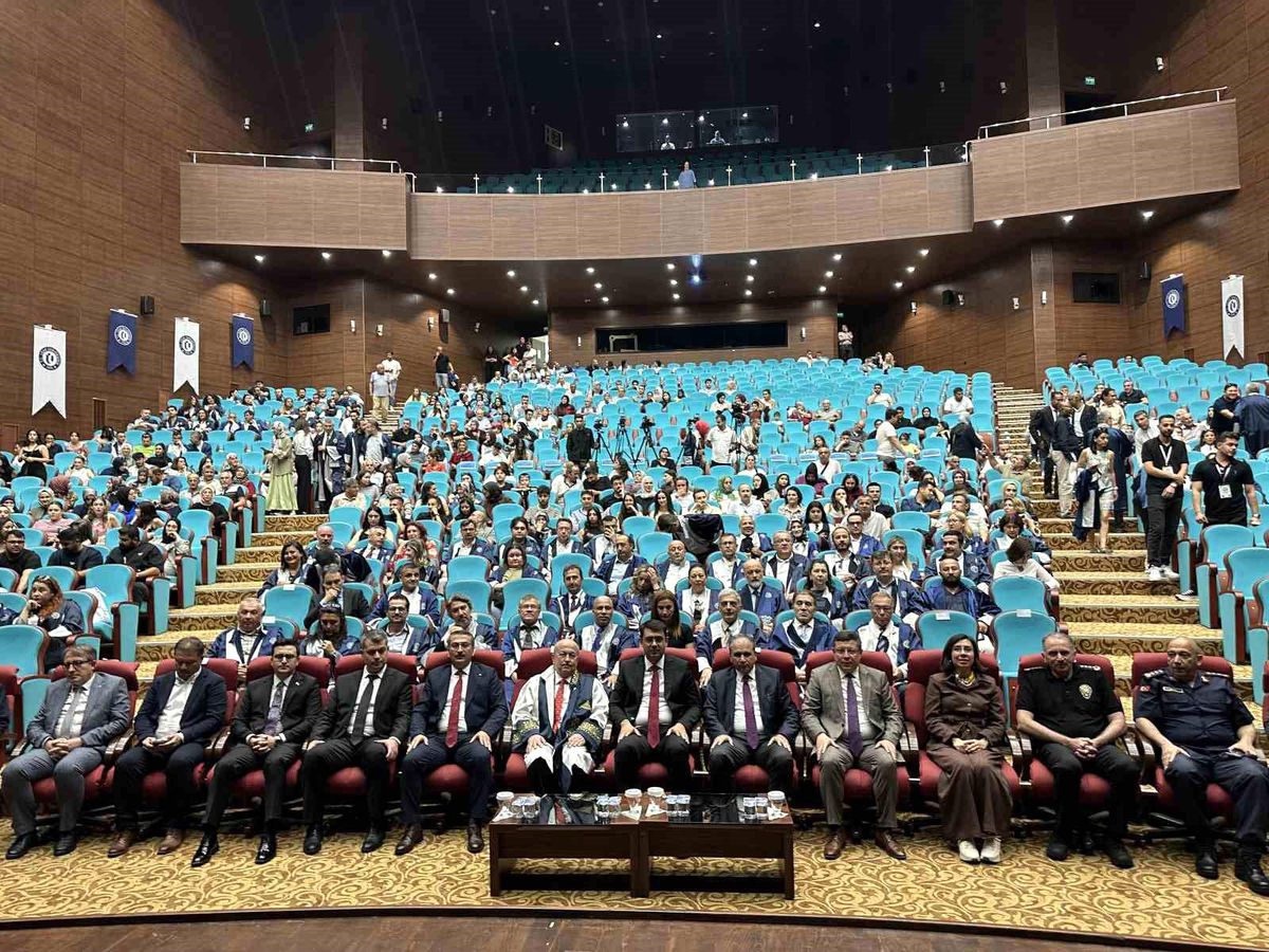 Uşak Üniversitesi mezunlarını mesleki yaşama uğurladı