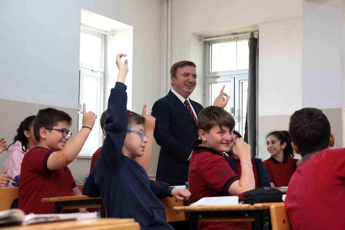 Vali Aydoğdu, Öğrenci Ziyaretinde