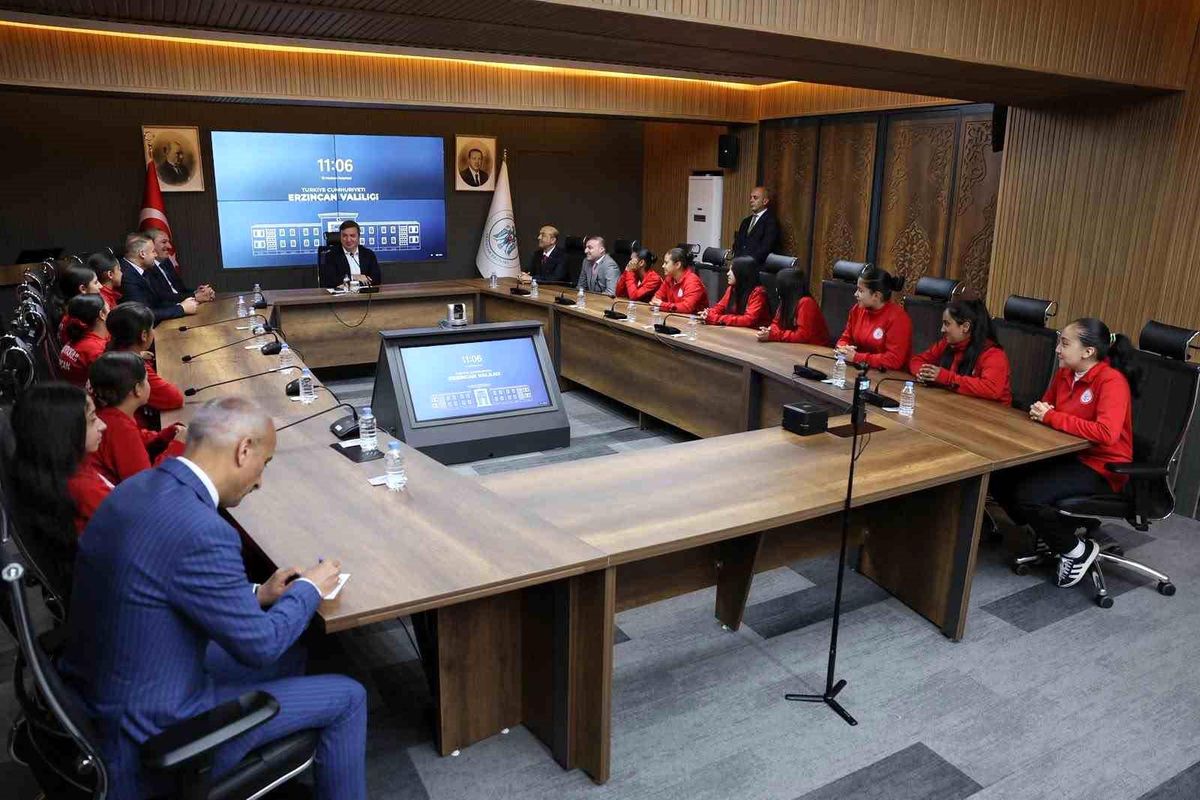 Vali Aydoğdu, Futsal Takımı’nı Tebrik Etti