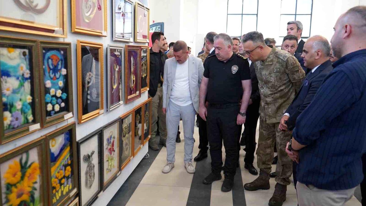 Van’da hükümlü ve tutukluların yaptığı eserler sergilendi