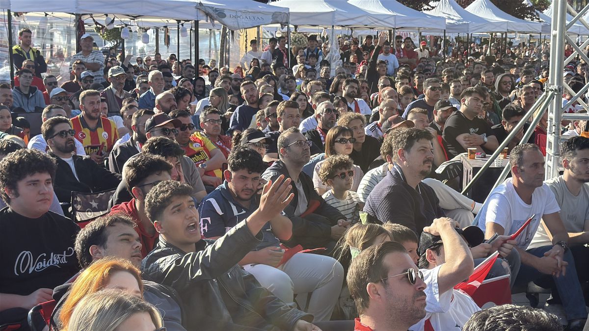 Yalova’da Dev Ekranda Milli Takım Desteği
