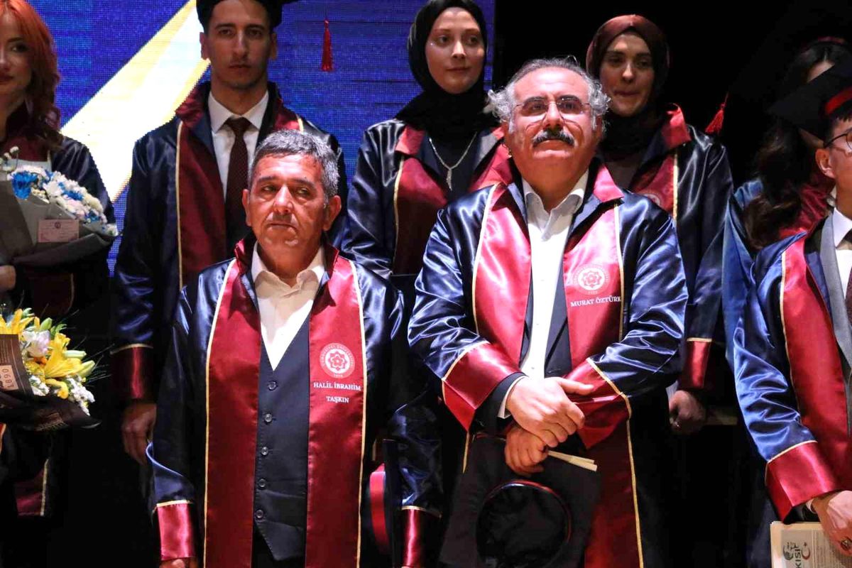Yaşlı Öğrenciler Mezuniyet Sevinci Yaşadı