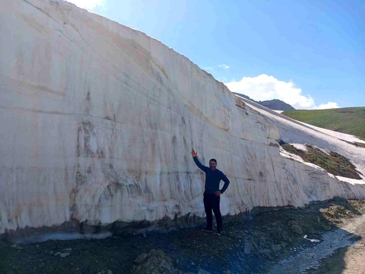 Hakkari’de Haziran’da 5 Metre Kar Sürprizi!