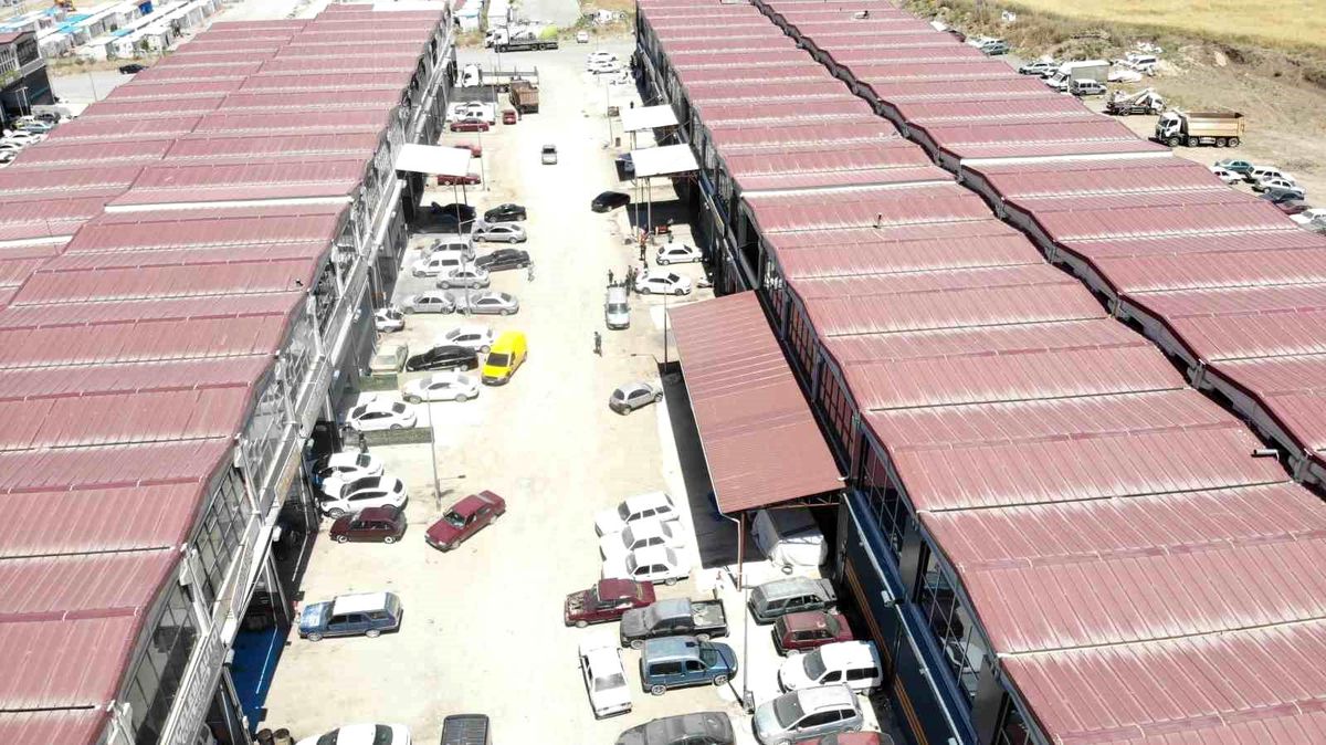 Yazın toz, kışın çamur çilesi esnafı bezdirdi: “Burayı belediyenin yapması gerekiyor”