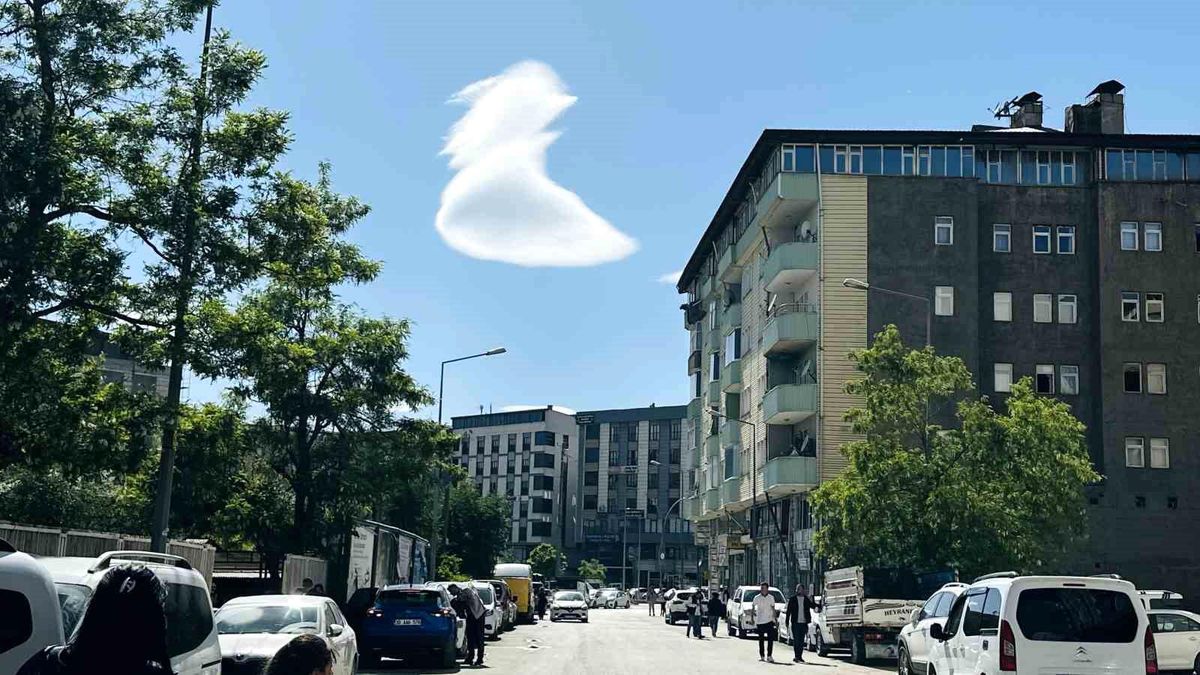 Yüksekova’da Nadir Merceksi Bulutlar Görüldü