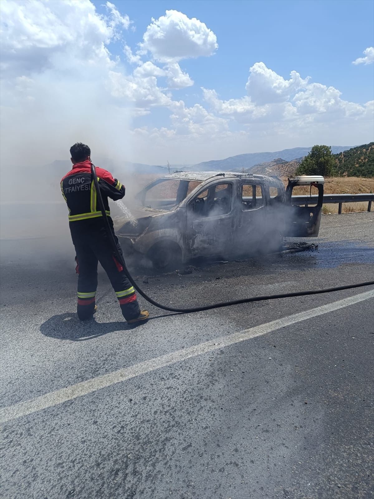 Lice’de Ticari Araç Alev Aldı