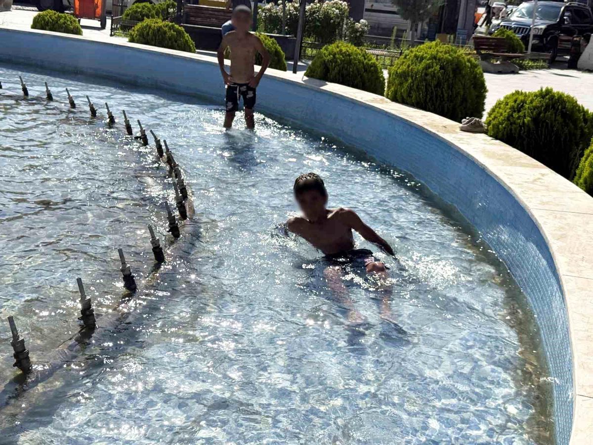 Iğdır’da çocuklar süs havuzunda serinledi