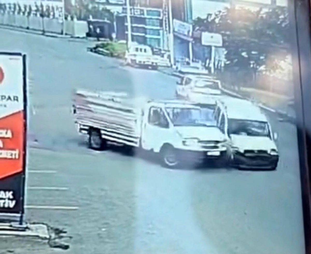Iğdır’da Park Halindeki Kamyonet Trafik Kazası Geçirdi