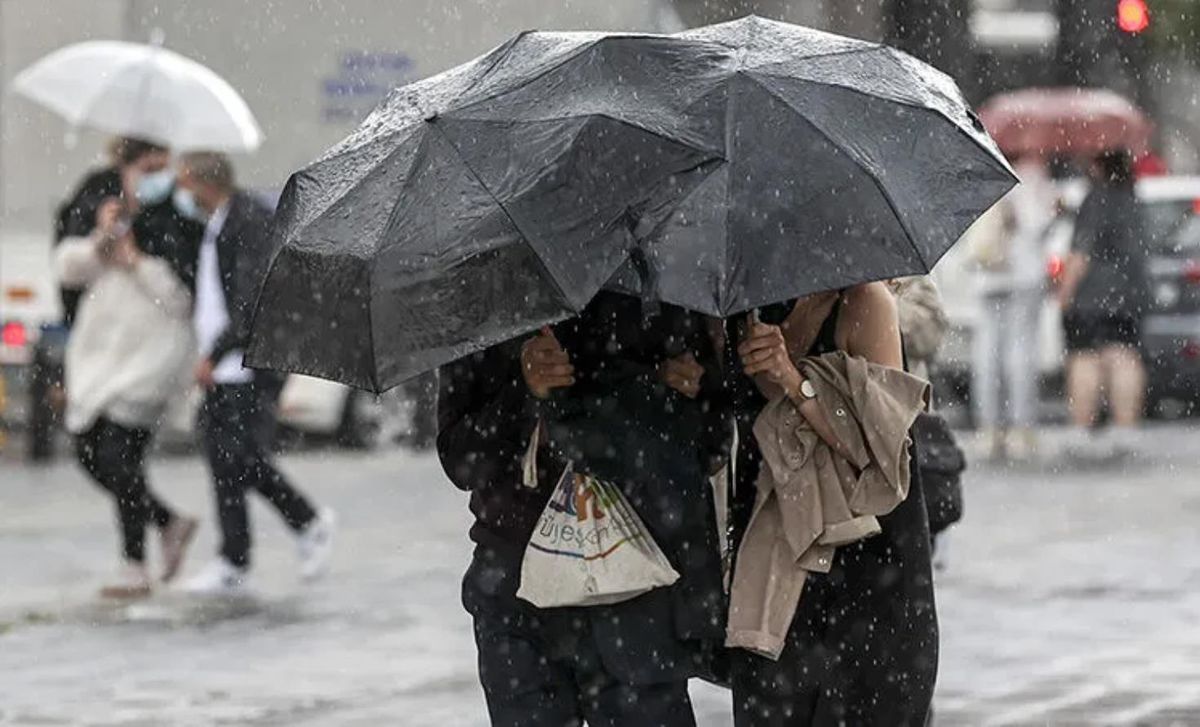 Meteoroloji tarih verdi: İstanbul’a gök gürültülü sağanak geliyor!