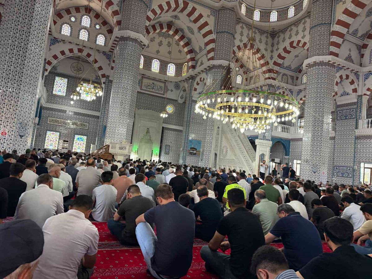 Cuma Hutbesi İşaret Diliyle Anlatıldı