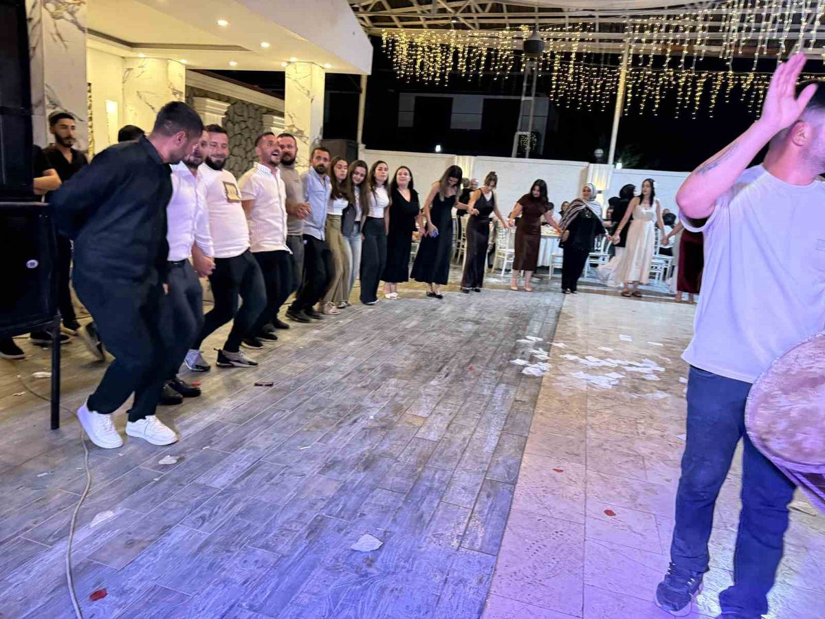 Davulcu, Paraları Toplamak İçin Davulunu Kırdı