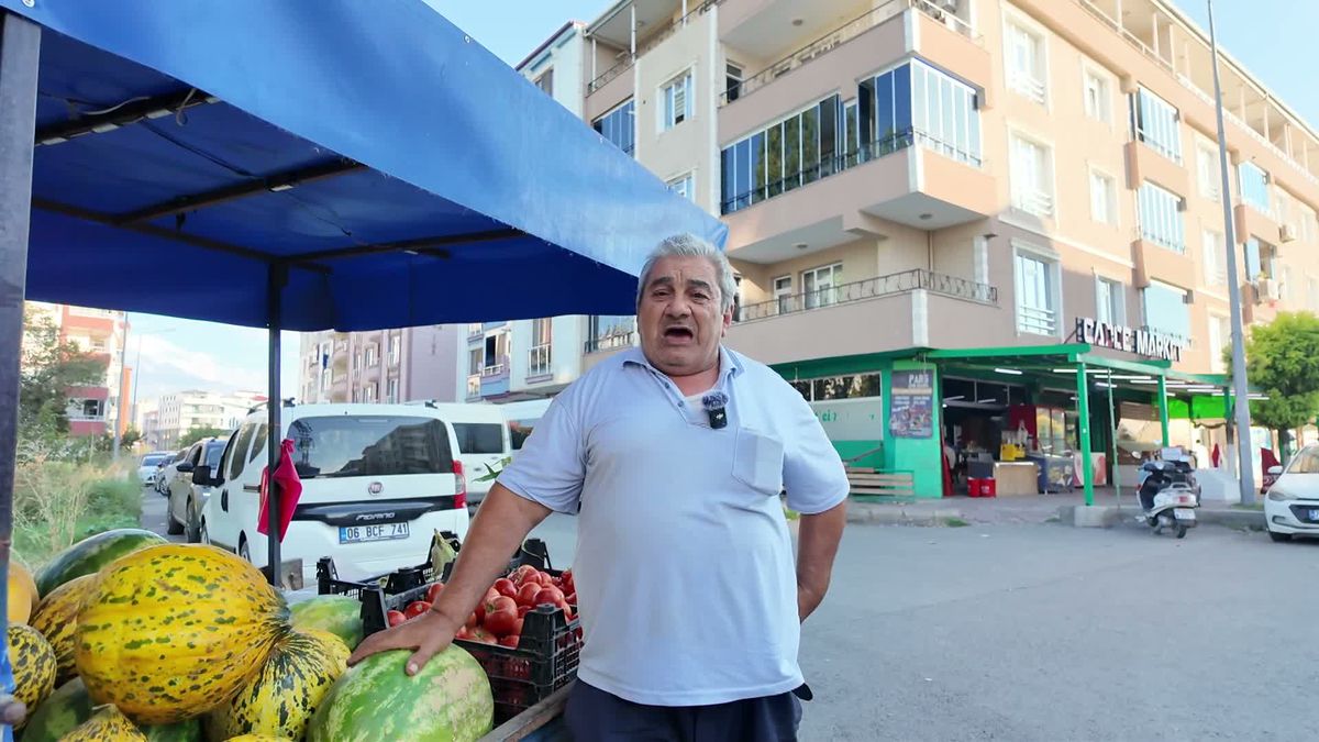 Iğdır’da seyyar manav Bayram Amca, çapa makinesiyle sattığı taze ürünlerle kente hizmet veriyor