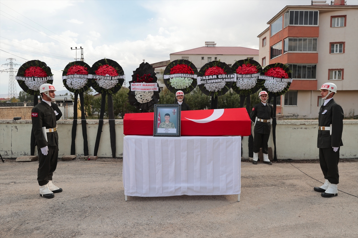 Askeri araç kazasında şehit olan asker, Hakkari’de son yolculuğuna uğurlandı