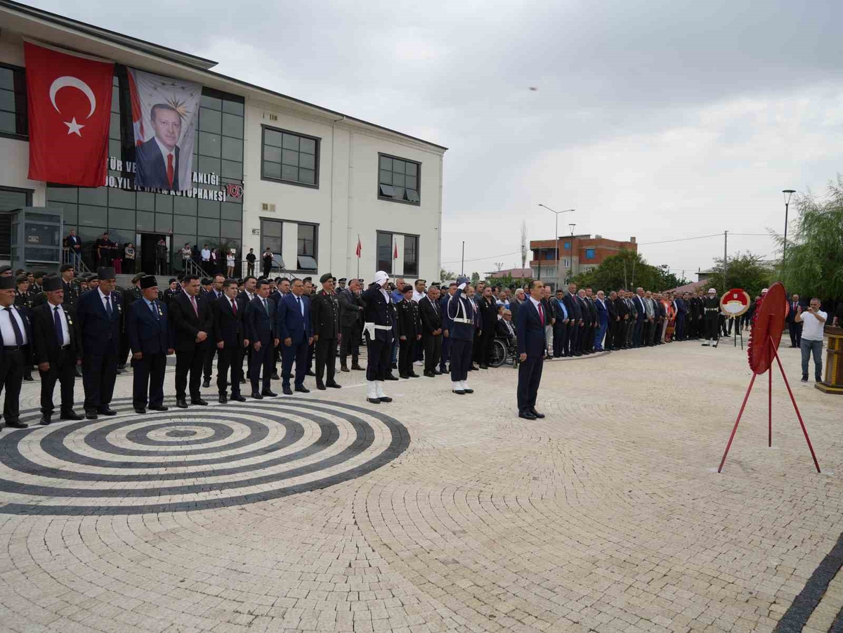 Iğdır’da 19 Eylül Gaziler Günü dolayısıyla çelenk sunuldu