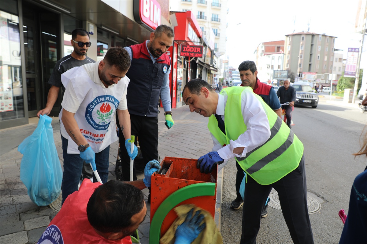 Iğdır’da eğitimciler ‘Benim Şehrim Benim Evim’ projesinde çöp topladı