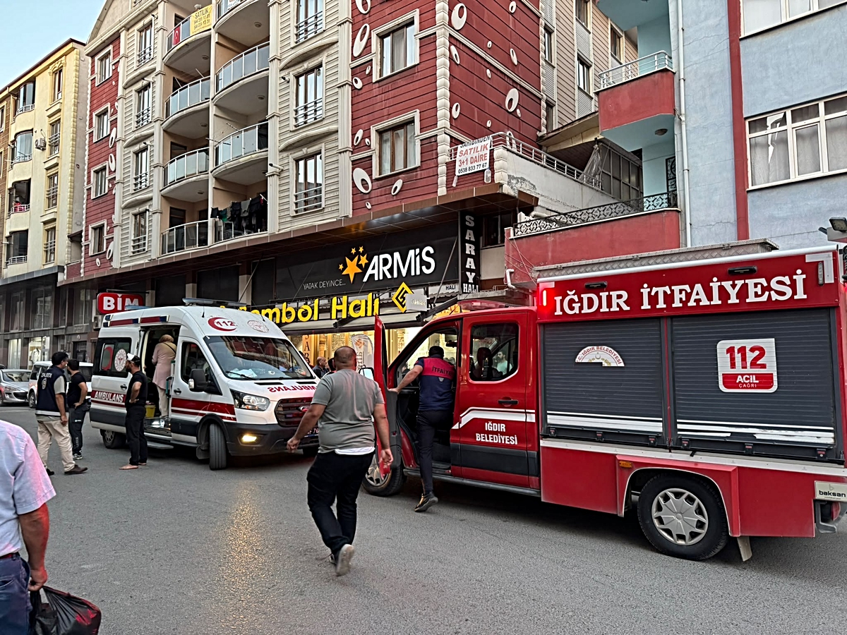 Iğdır’da 4 katlı binada yangın: Ekipler alevlere komşu daireden müdahale etti