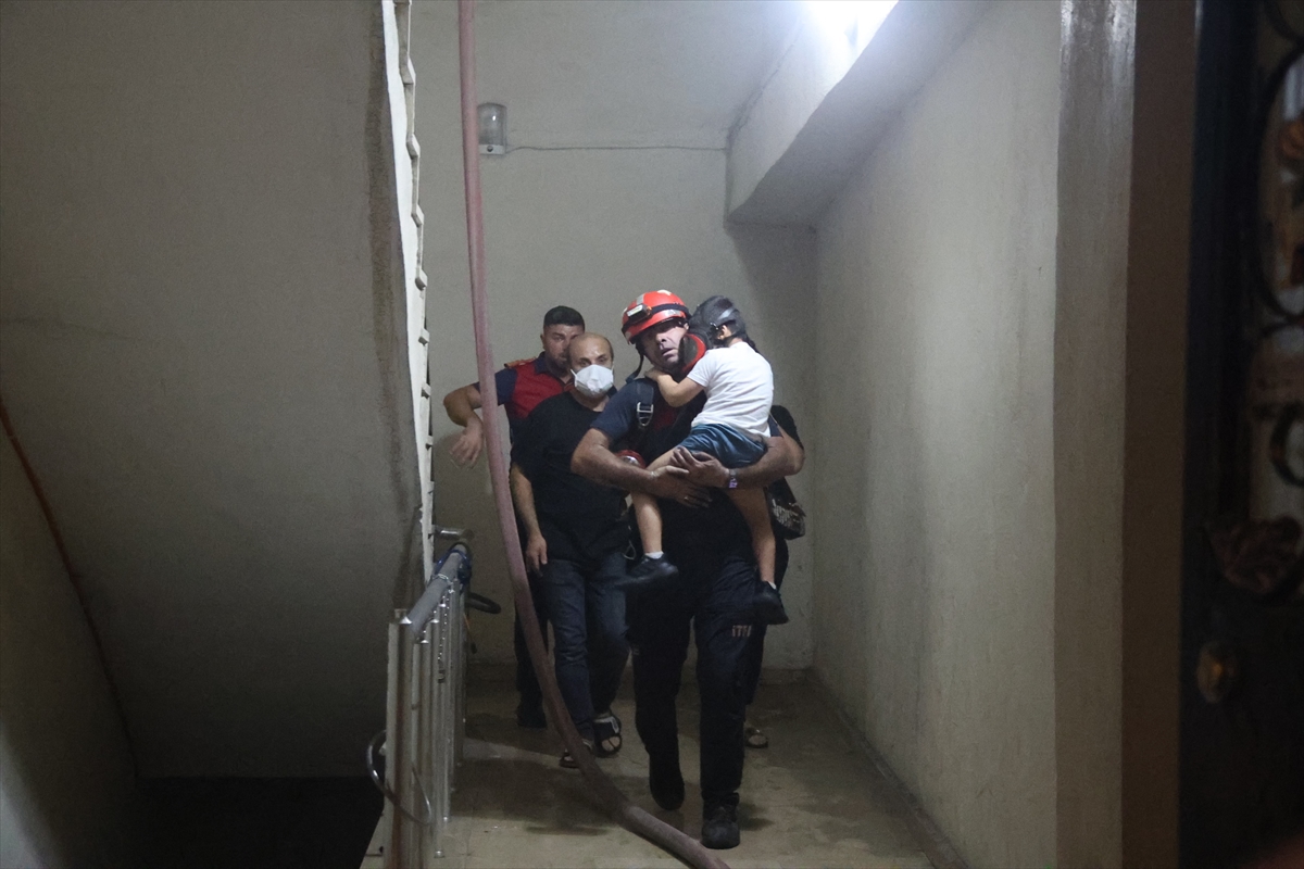 Iğdır’da apartmanın 6. katında çıkan yangında 18 kişi dumandan etkilenerek tahliye edildi