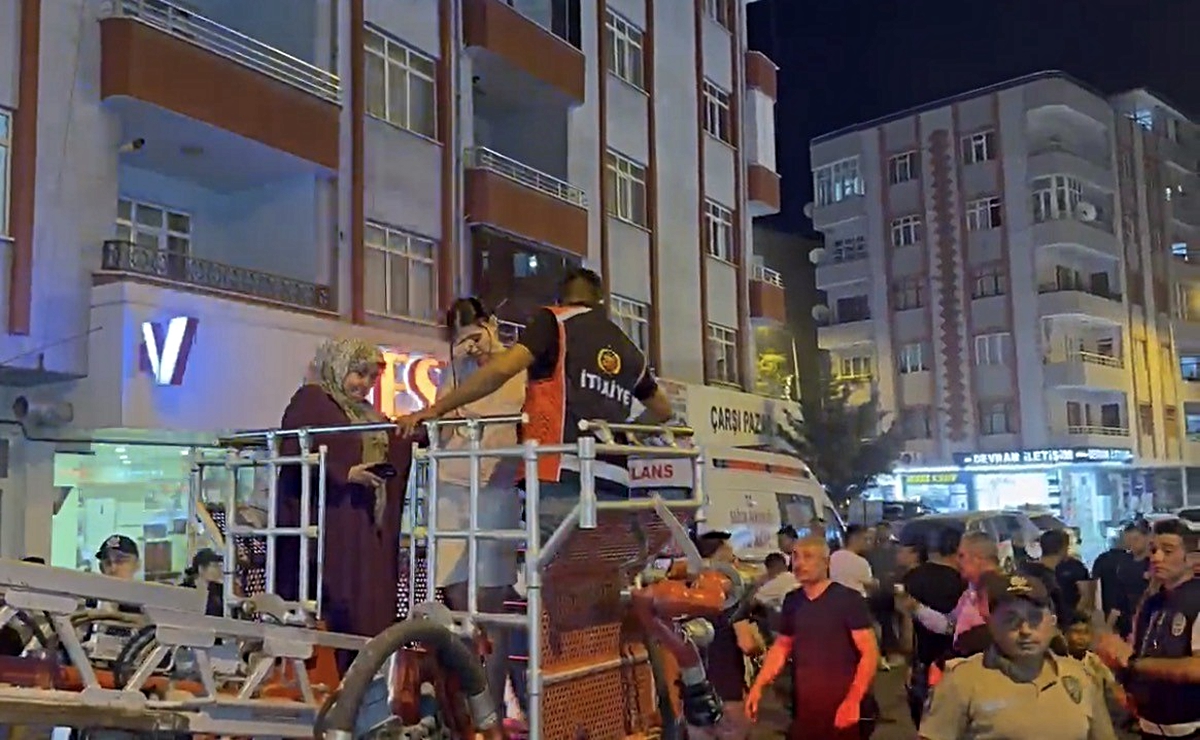 Iğdır’da apartman yangınında dumandan etkilenen 18 kişi tahliye edildi