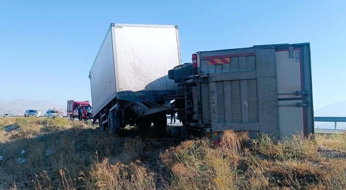 Iğdır’da eşek nedeniyle manevra yapan sürücünün kamyonu devrildi, 2 kişi yaralandı.