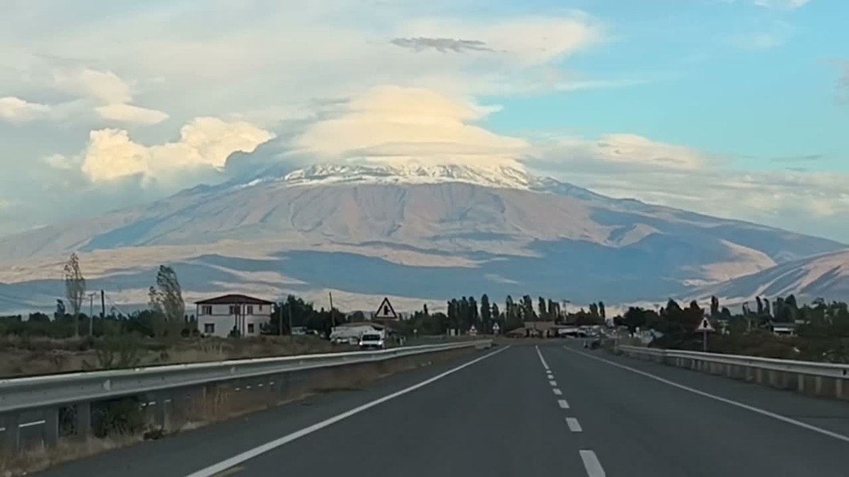 Iğdır’da fırtına sonrası Ağrı Dağı’nın zirvesi Eylül’de karla kaplandı