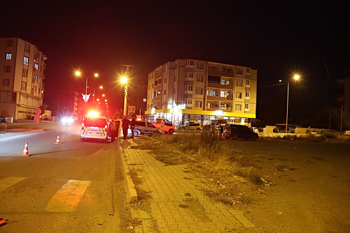 Iğdır’da Hastane Yolu kavşağında çarpışan iki ticari araçtan 1 sürücü yaralandı