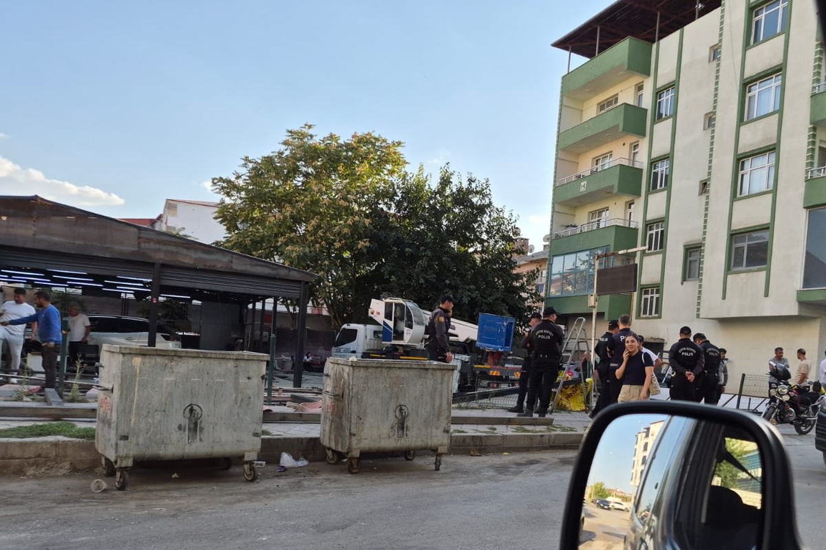 Iğdır’da ruhsatsız oto yıkama yapısı, işletme sahibinin direnmesine rağmen yıkıldı