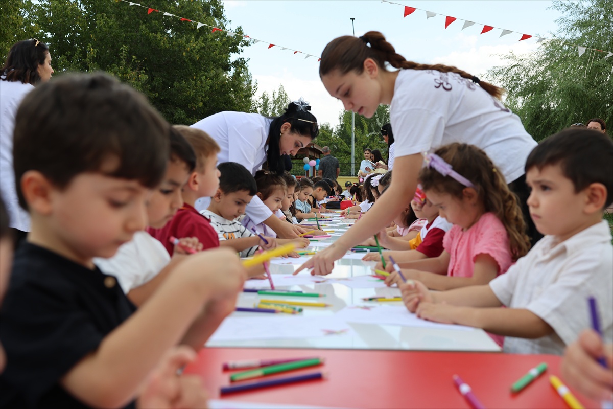 Iğdır’daki Şuşa Anaokulunda düzenlenen etkinlikte Har-ı Bülbül renklendirildi