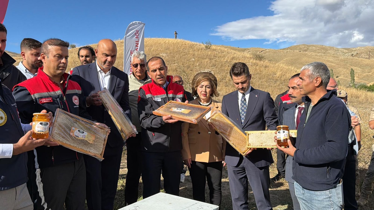 Iğdır’da kayısı çiçeği balı hasadı yapıldı, Vali Taşolar tanıtılmasını istedi