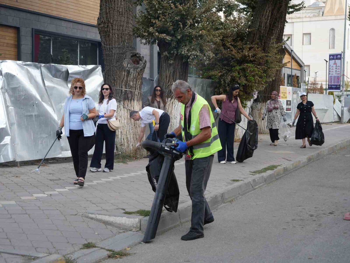 Vali Taşolar sahaya indi: Eline fırça ve faraş alıp şehri temizledi