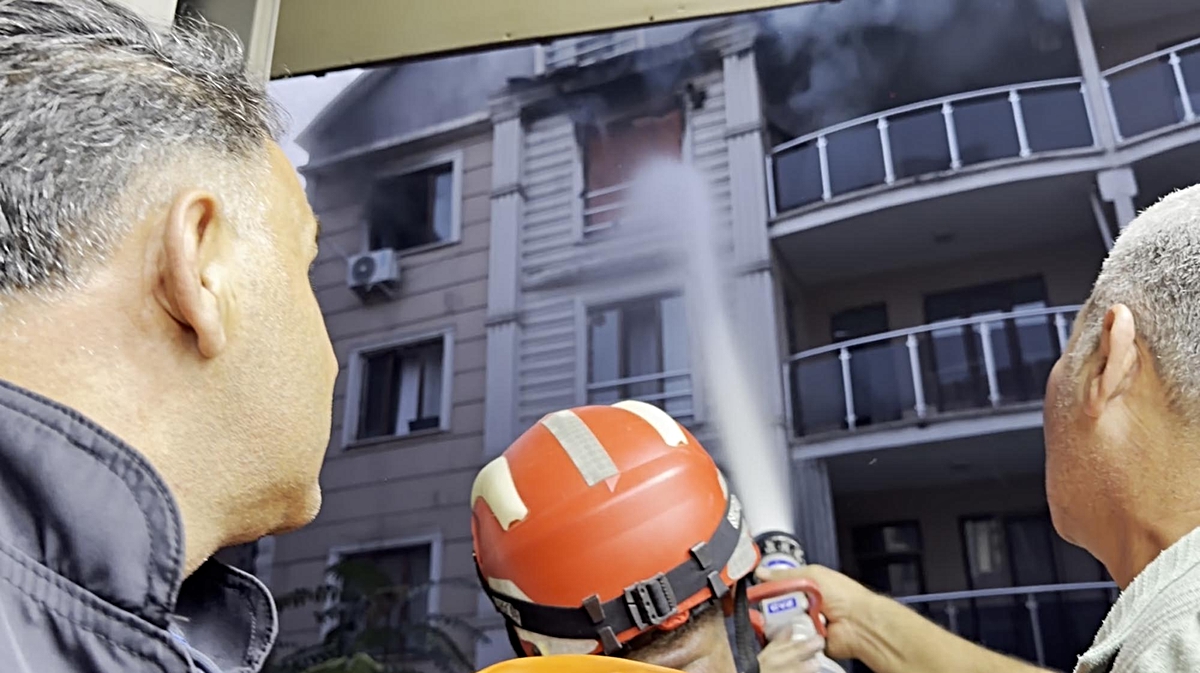 Iğdır’da apartmanın 4’üncü katında yangın çıktı
