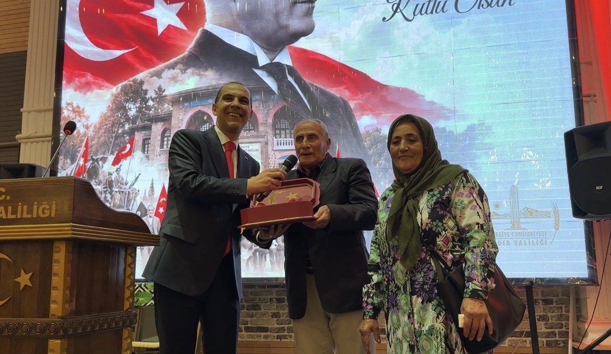 Iğdır’da Vali Taşolar, konvoya bisikletle katılan Çiftçi’ye Türk bayrağı hediye etti