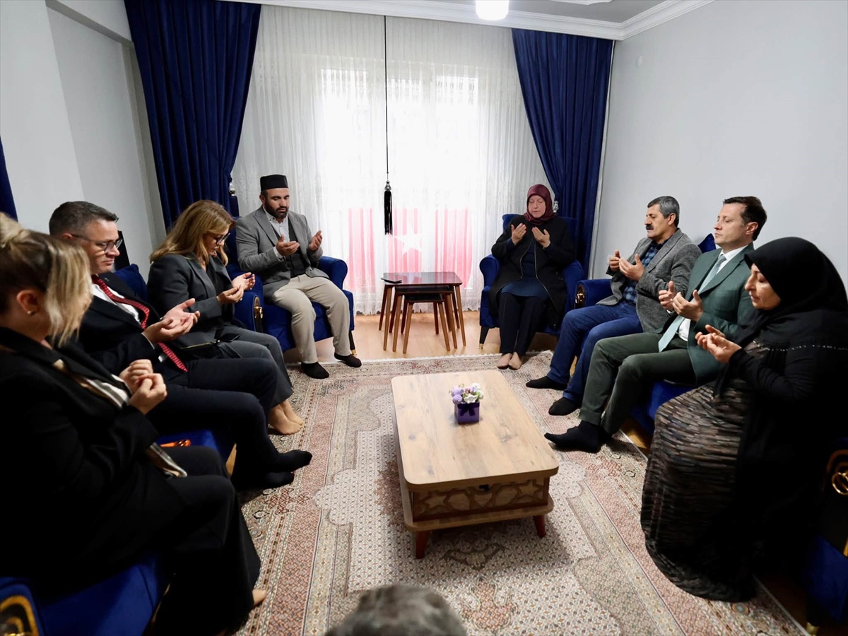 Akay, şehit Ziyar Koparan’ın ailesine taziye ziyaretinde bulundu