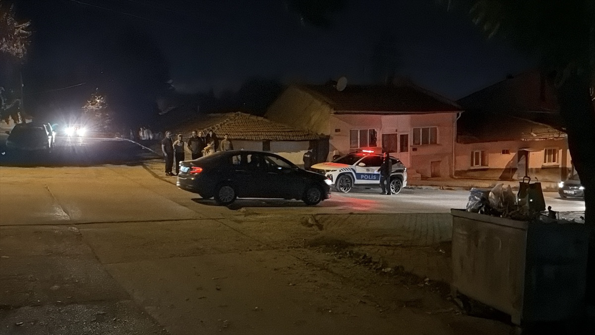 Husumetli gruplar sokak ortasında birbirine girdi! Silahlar patladı
