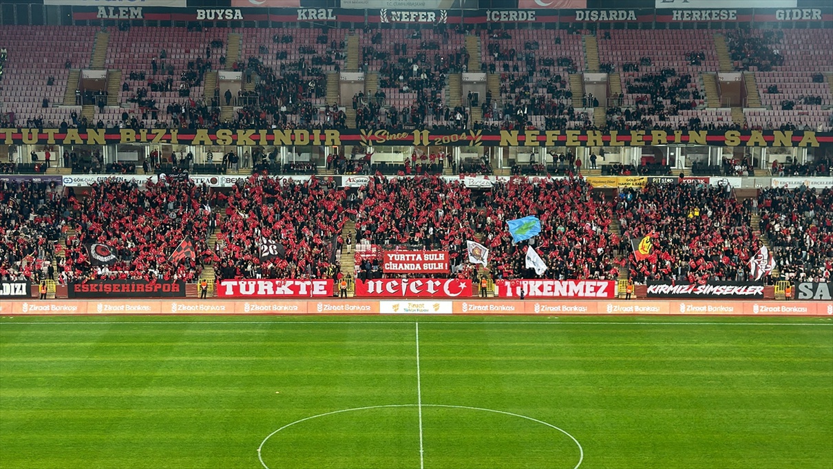 Eskişehirspor taraftarları, Iğdır FK maçı öncesi Cumhuriyet Bayramı’nı kutladı