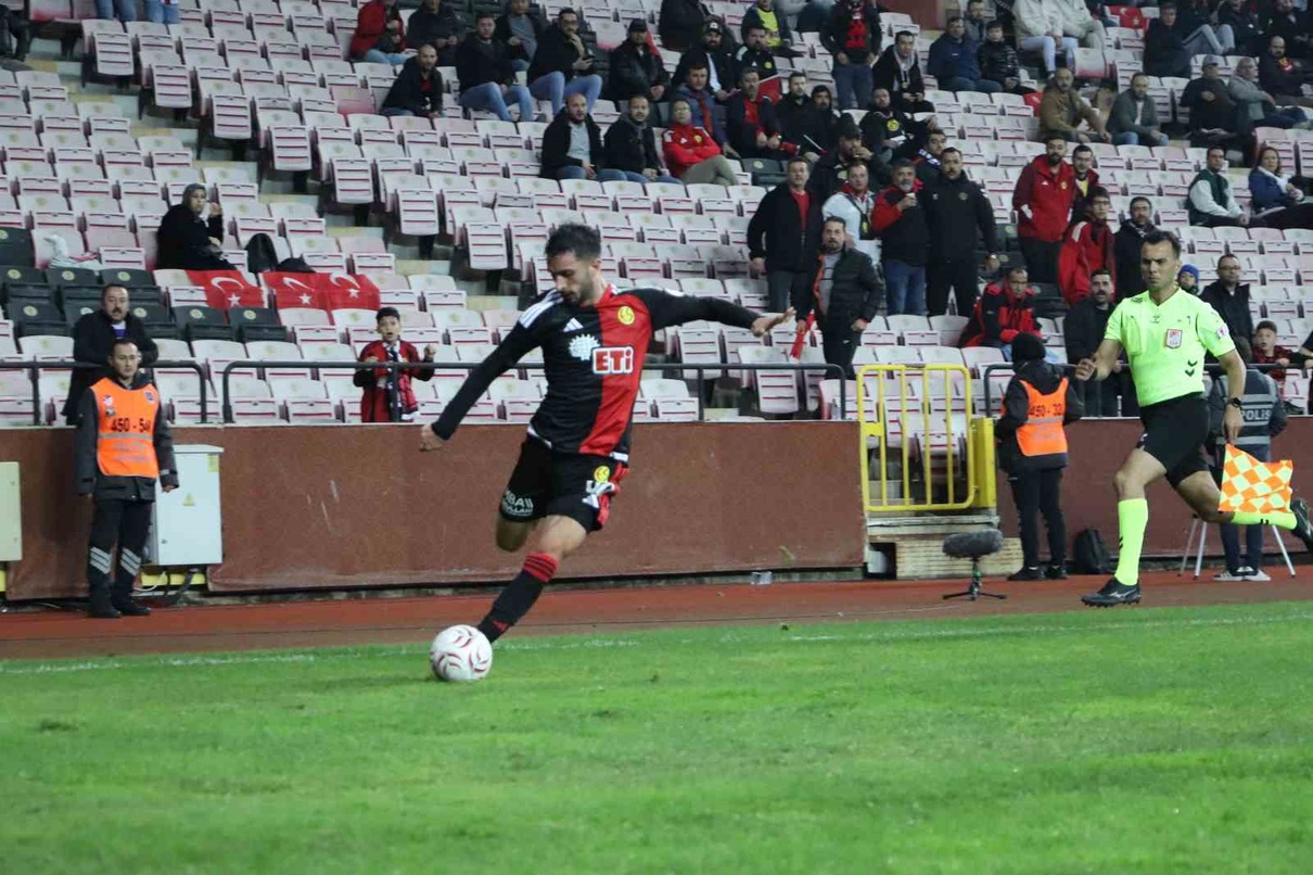 Eskişehirspor, Iğdır FK’yı 90+7’de Kerem Baykuş’un golüyle 1-0 mağlup etti