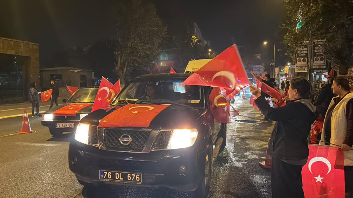 Iğdır’da Cumhuriyet’in 103’üncü yılı konvoyuna Vali Taşolar katıldı